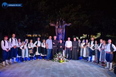 Otvori galeriju spomenik-ubijenim-fratrima_8.jpg