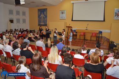 Otvori galeriju Glazbeni-koncert-djece-i-mladih-iz-zupe-Medugorje_23.JPG
