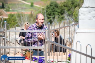 Otvori galeriju brdo-ukazanja-medjugorje-live_10.jpg