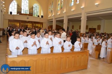 prva-sveta-pricest-u-medugorju_01.jpg