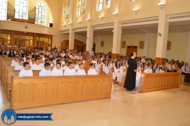 prva-sveta-pricest-u-medugorju_36.jpg
