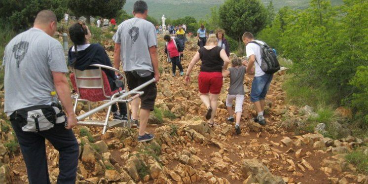 KAKO SU VOLONTERI NOSILI ISUSA – Hodočašće u Međugorje za osobe s invaliditetom