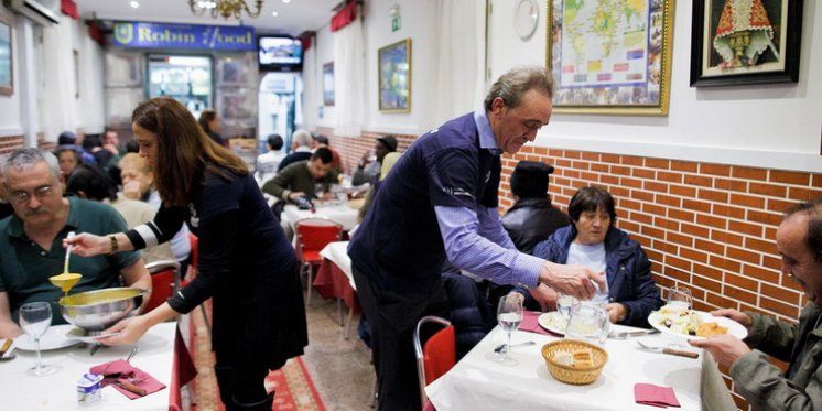 UZMI BOGATIMA I DAJ SIROMAŠNIMA! Restoran u kojem se preko dana skupljaju bogataši, a po noći je magnet za beskućnike