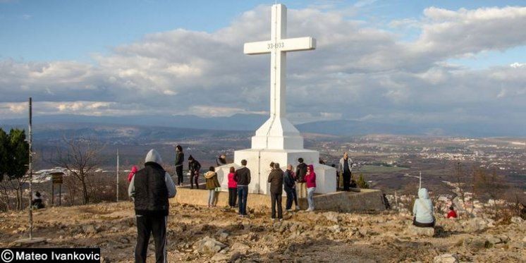 Odbačene cipele podno križa