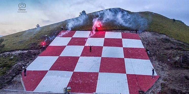 KUPRES Izrađen golemi grb Herceg Bosne na planini Plazenica