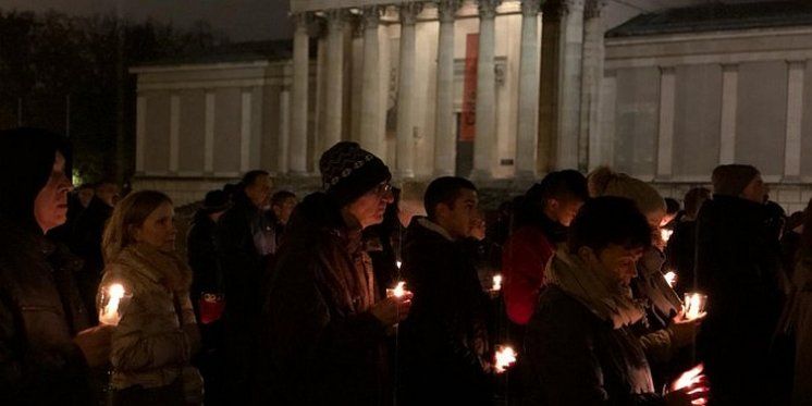 (VIDEO) VIŠE OD 5 TISUĆA HRVATA I NIJEMACA U MÜNCHENU U MIMOHODU ZA VUKOVAR / Poslali su poruku: Nikad više suza, Europo čuvaj svoj mir