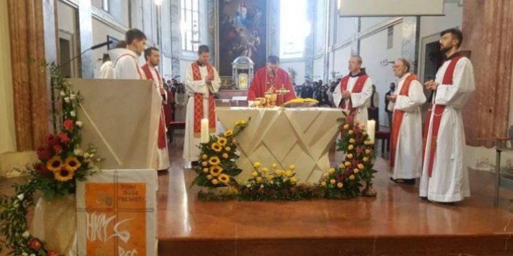 KARDINAL PULJIĆ IZ BEČA PORUČIO ‘Hrvati, ne zaboravite svoje korijene, grobove predaka i stare koji čeznu da vas ponekad vide!’