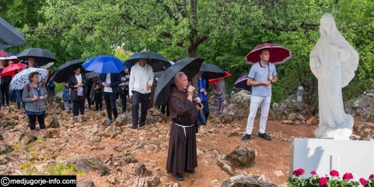 3. giorno: NOVENA ALLA REGINA DELLA PACE - PREGHIAMO PER TUTTI I PARROCCHIANI