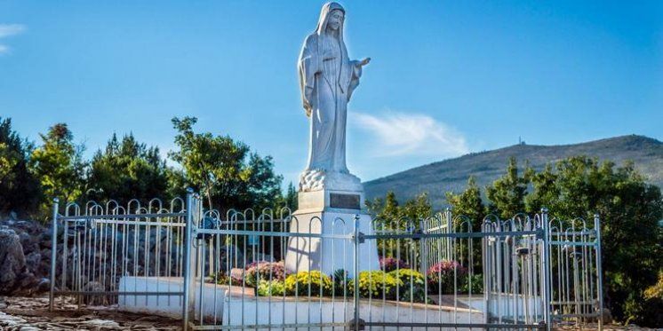 Descrizione dettagliata di come appare la Regina della Pace a Medjugorje.