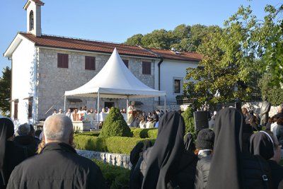 [FOTO] Kardinal Vinko Puljić blagoslovio kapelicu u rodnoj kući Petra Barbarić u Šiljevištu