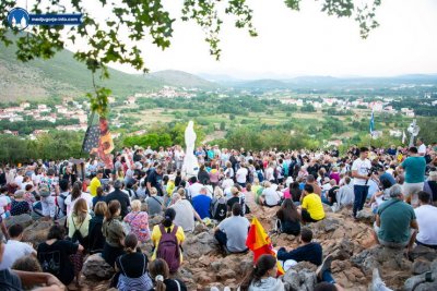 MOLITVA KRUNICE NA BRDU UKAZANJA na Gospine nakane, da se mir Božji širi u srcima ljudi, u obiteljima i po svijetu