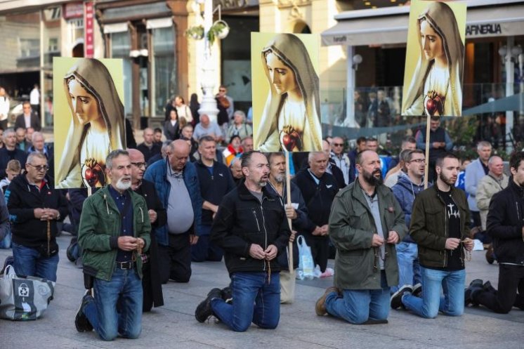 BRAVO! I jutros muška krunica na Trgu bana Jelačića; moli se u još šest gradova