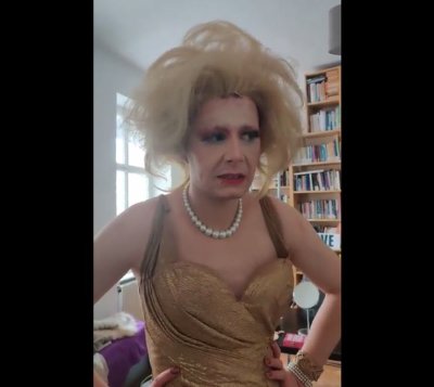 Prvo ‘drag queen’ čitanje djeci u Austriji izazvalo prosvjed; policija držala tampon zonu