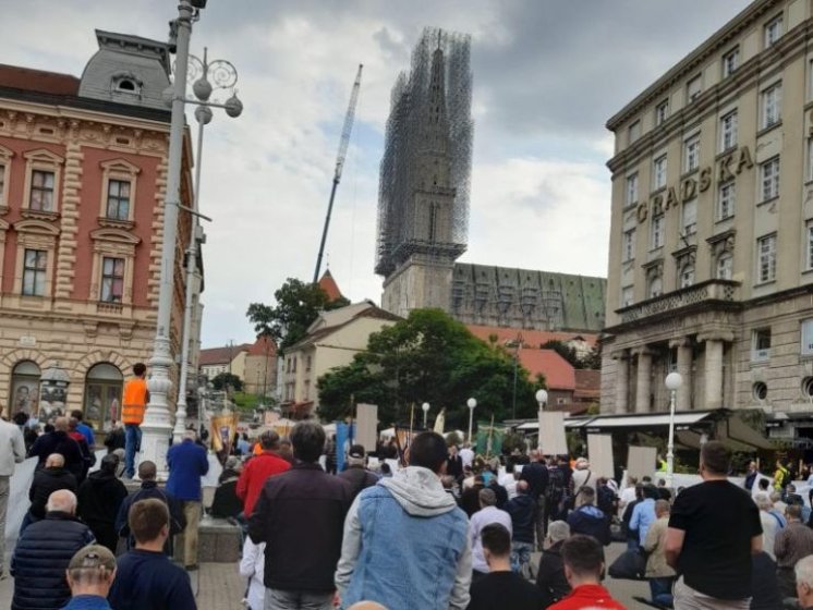 Muška krunica u Zagrebu: Prosvjednici razglasom ometali molitelje, sve je bilo puno policije