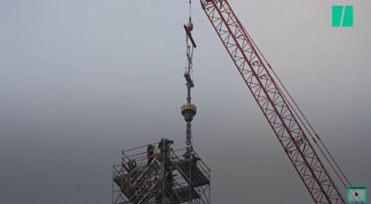 Na parišku katedralu Notre Dame postavljen križ