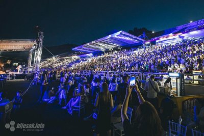 DUHOVNI KONCERT „VJERUJEM“ ISPUNIO STADION U MOSTARU