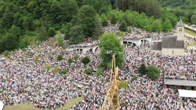 Rijeka hodočasnika na misi uočnici svetom Ivi u Podmilačju