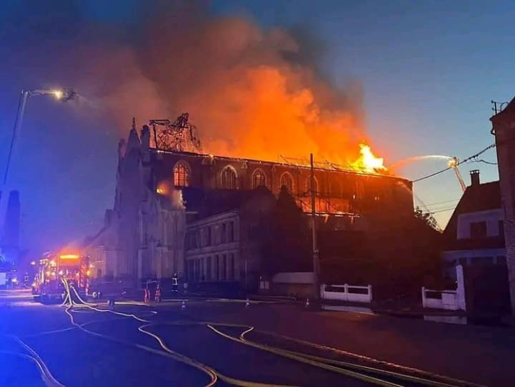 FRANCUSKA: JOŠ JEDNA KATOLIČKA CRKVA U PLAMENU!