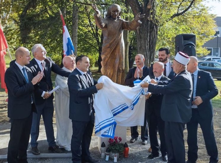 U Osijeku postavljen spomenik Majci Terezi - Podsjetnik na neiscrpnu snagu dobrote i nesebičnosti