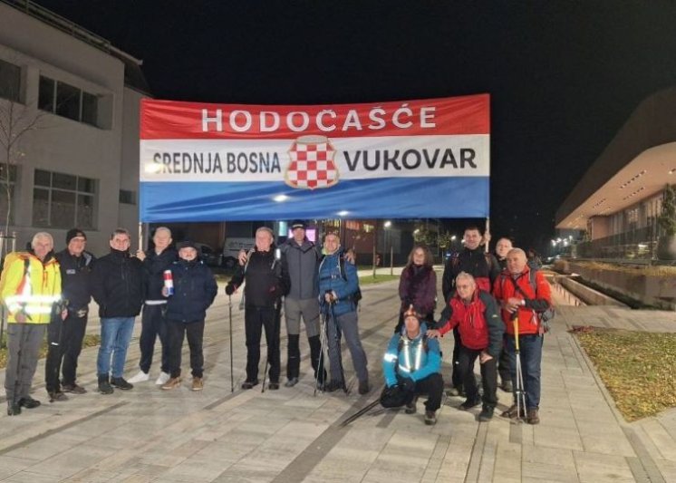 Hodočasnici iz Središnje Bosne krenuli iz Viteza prema Gradu heroja, preći će 260 km