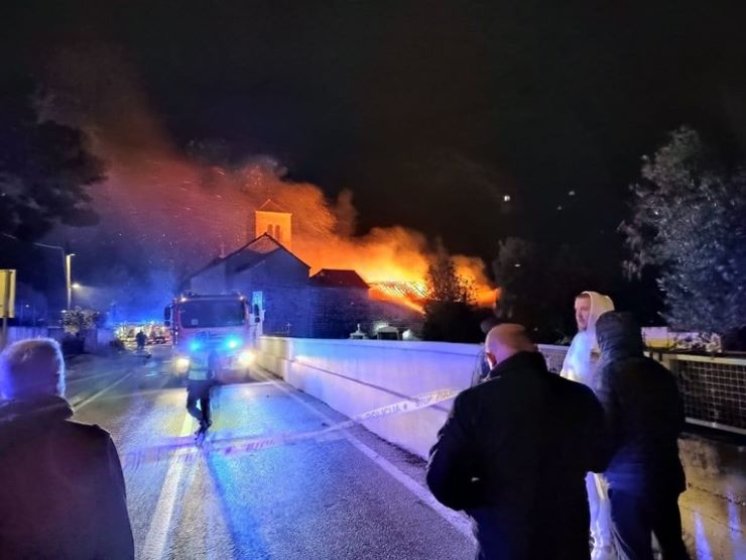 Planuo samostan na Čiovu, krov skroz izgorio. Svećenik uspio izaći