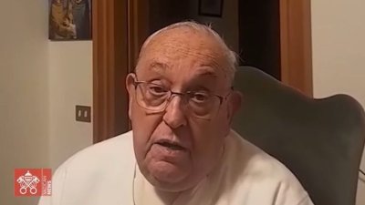 Pogledajte posljednju jednominutnu video poruku pape Franje – uputio ju je mladima o važnosti slušanja