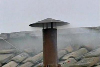 DIMNI SIGNALI ZA KONKLAVE SPREMNI: Vatikan postavio dimnjak iznad Sikstinske kapele