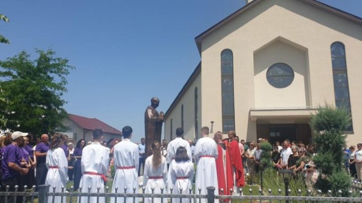 Blagoslovljen zavjetni kip Bl. Alojzija Stepinca