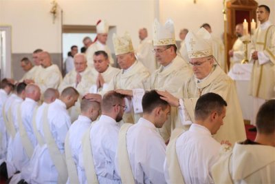 Nadbiskup Dražen Kutleša zaredio 24 nova svećenika
