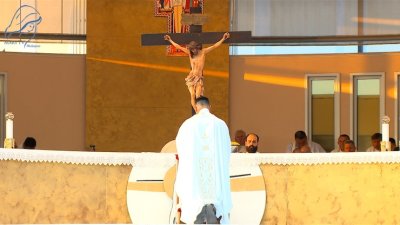 MEĐUGORJE: ČIN POSVETE HRVATSKOG NARODA SRCU ISUSOVU POD VEČERNJOM SVETOM MISOM
