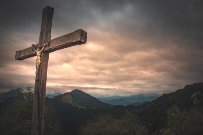 U znaku križa: Papin 70. rođendan i 1700. obljetnica pronalaska relikvije Svetoga Križa