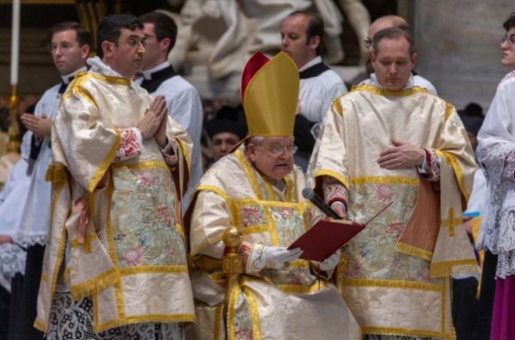 Kardinal Burke predvodio misu po tradicionalnom rimskom obredu u Bazilici svetoga Petra