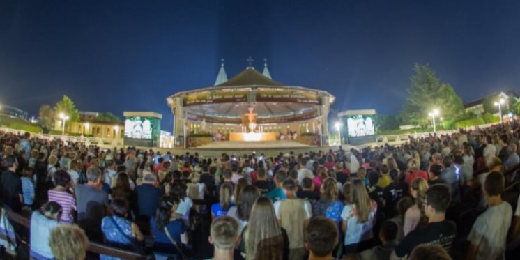 Na molitvi za ozdravljenje u Međugorju nekoliko se osoba vratio sluh, a žena ostavila štake kod Gospinog kipa