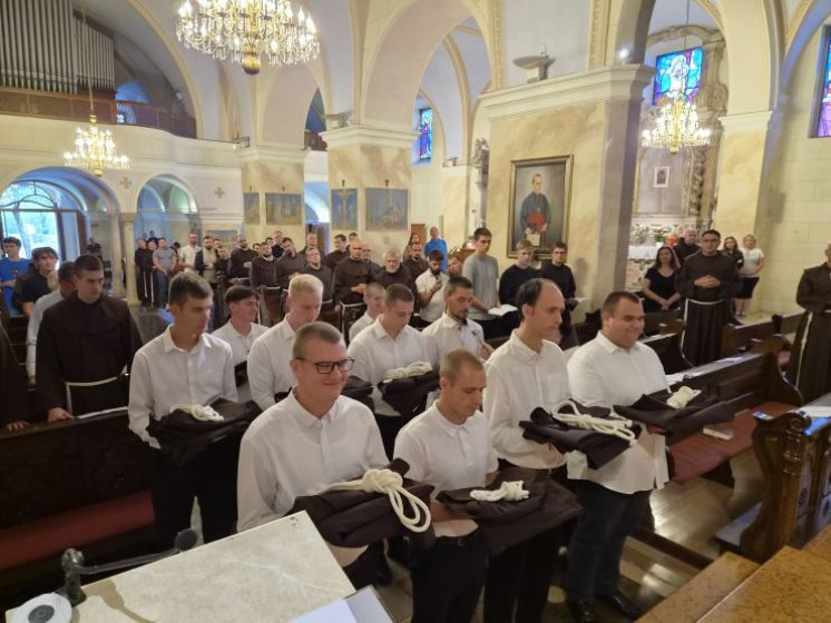 Redovničko oblačenje na Trsatu: Mladi franjevci iz Hrvatske i Slovenije obukli habit