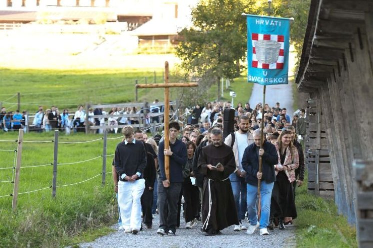 U švicarskom svetištu održan 48. Rumeni list. Don Luka Klarica okupio brojne mlade Hrvate